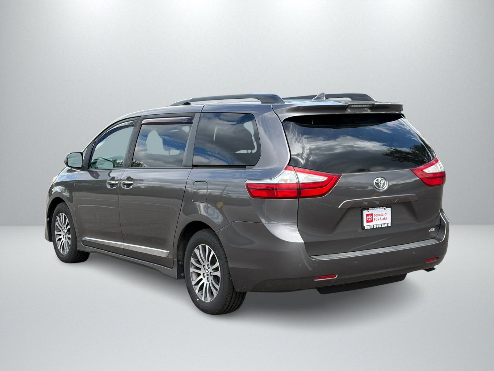 Used 2019 Toyota Sienna XLE w/ XLE Navigation Package FWD image 3