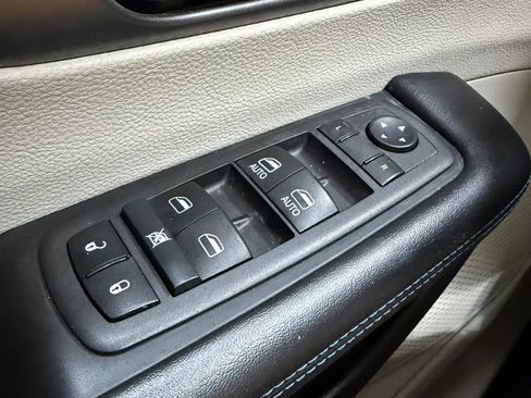 Used 2021 Chrysler Pacifica Touring-L FWD image 31
