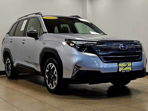 Used 2025 Subaru Forester Premium AWD/4WD image 2