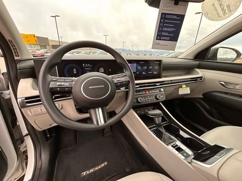 Used 2025 Hyundai Tucson SE image 17