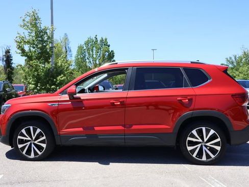 Certified 2022 Volkswagen Taos SE w/ Panoramic Sunroof Package image 5