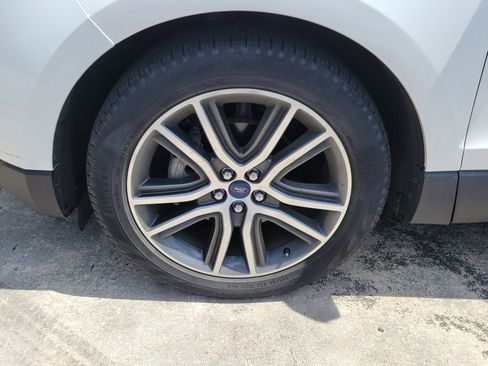 Used 2019 Ford Edge Titanium FWD image 4