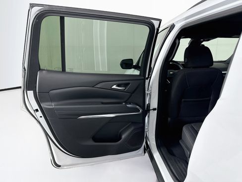 Used 2025 Chevrolet Traverse LT FWD image 26