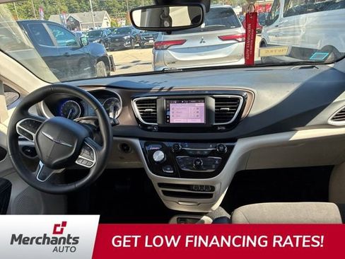 Used 2023 Chrysler Voyager LX FWD image 10