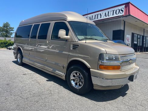 Used 2011 Chevrolet Express 2500 Extended RWD image 1