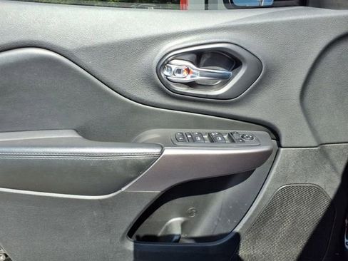 Used 2019 Jeep Cherokee Latitude w/ Popular Appearance Group image 3