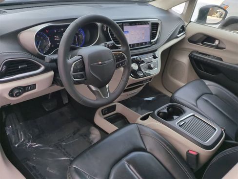 Used 2023 Chrysler Pacifica Touring-L image 10