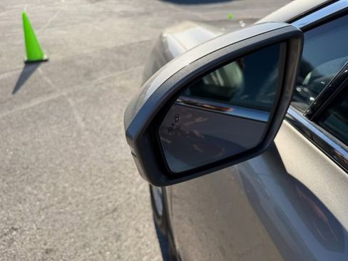 Used 2016 Lincoln MKX Select image 11