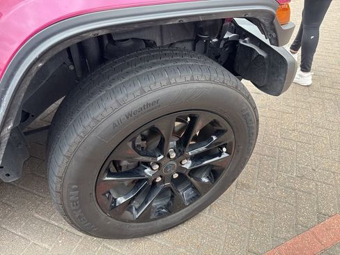 Used 2024 Jeep Wrangler Unlimited Sahara image 23