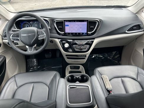 Used 2024 Chrysler Pacifica Touring-L image 33