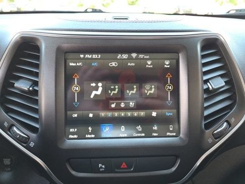 Used 2019 Jeep Cherokee Trailhawk AWD/4WD image 14