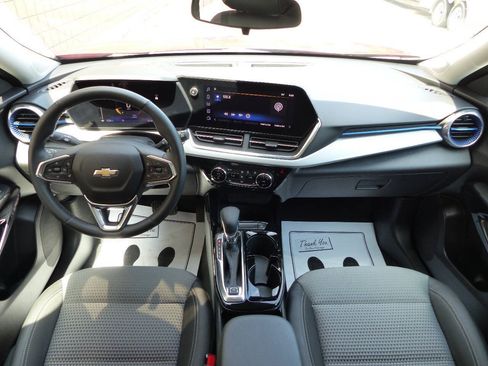 Used 2025 Chevrolet Trax LT w/ LT Convenience Package FWD image 19