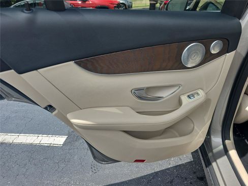 Used 2019 Mercedes-Benz GLC 300 4MATIC image 8