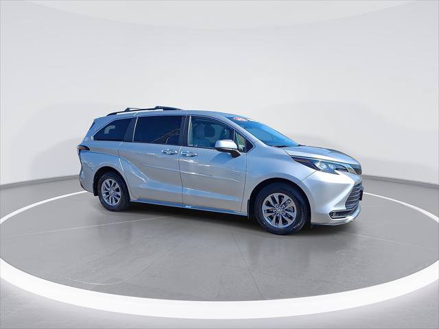 Certified 2025 Toyota Sienna XLE w/ XLE Plus Package FWD image 2