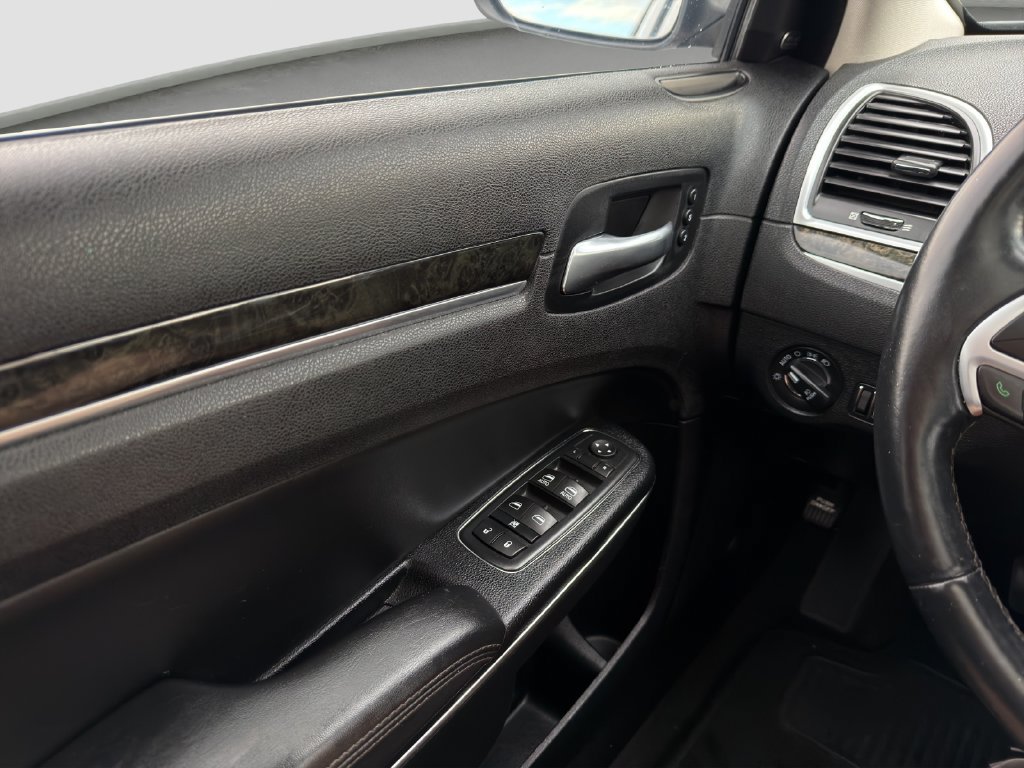 Used 2016 Chrysler 300 C RWD image 12