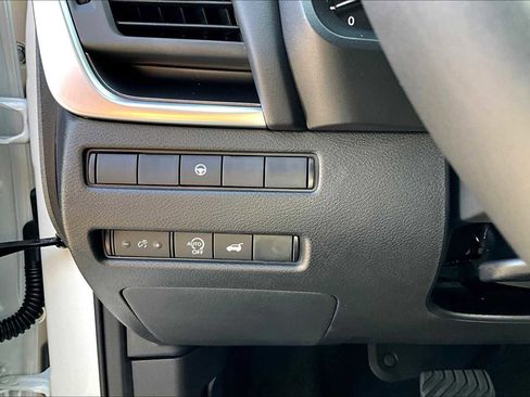 Certified 2025 Nissan Rogue SV FWD image 15