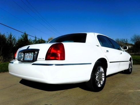 Used 2008 Lincoln Town Car Signature Limited image 7
