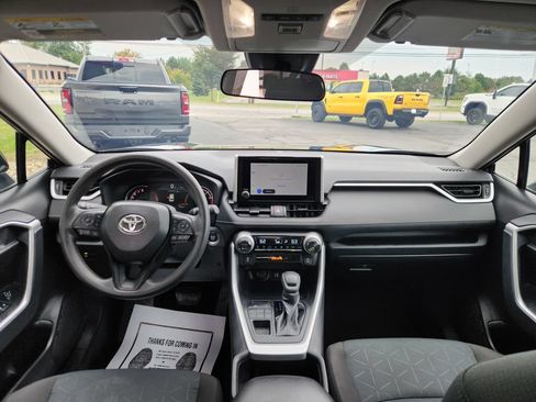 Used 2025 Toyota RAV4 XLE AWD/4WD image 18