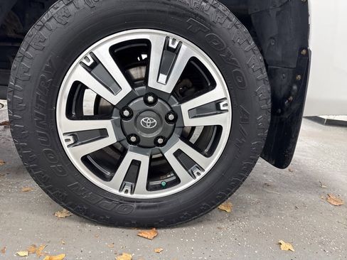 Used 2010 Toyota Tundra 4x4 CrewMax image 5