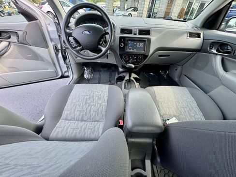 Used 2005 Ford Focus ZX4 Sedan FWD image 9