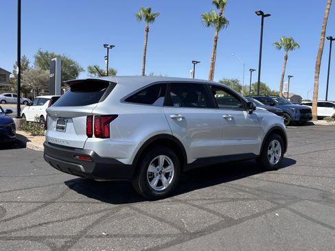 Certified 2022 Kia Sorento LX FWD image 3