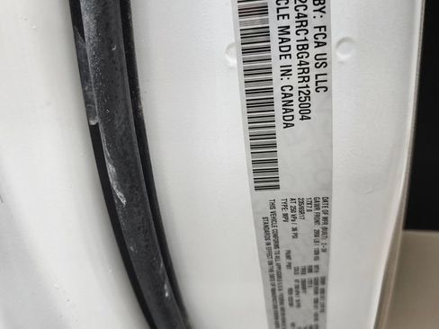 Used 2024 Chrysler Pacifica Touring-L image 40