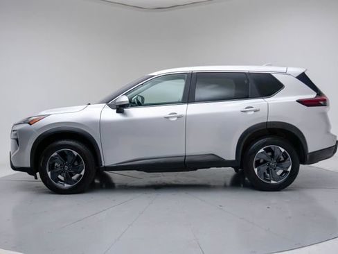 Used 2025 Nissan Rogue SV AWD/4WD image 3
