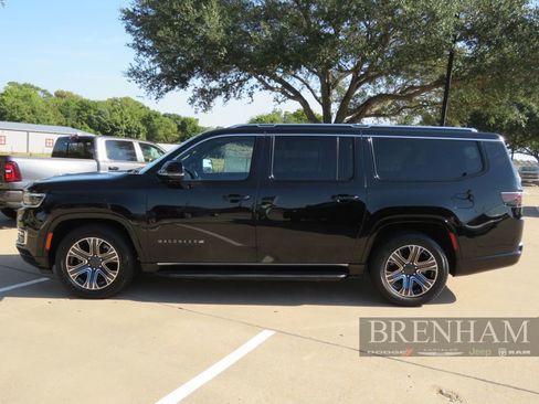 Used 2023 Jeep Wagoneer L Series II image 2