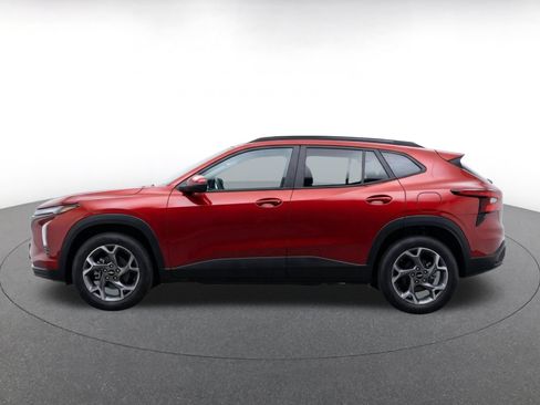 Used 2025 Chevrolet Trax LT FWD image 4