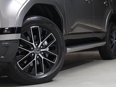 Used 2025 Lexus GX 550 w/ Accessory Package (2T) AWD/4WD image 22