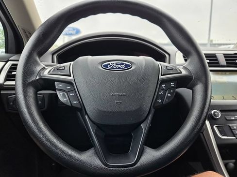 Used 2018 Ford Fusion SE w/ Fusion SE Technology Package FWD image 17