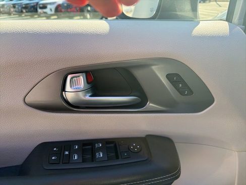 Used 2023 Chrysler Pacifica Touring-L image 10