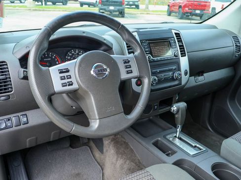 Used 2016 Nissan Frontier SV image 5