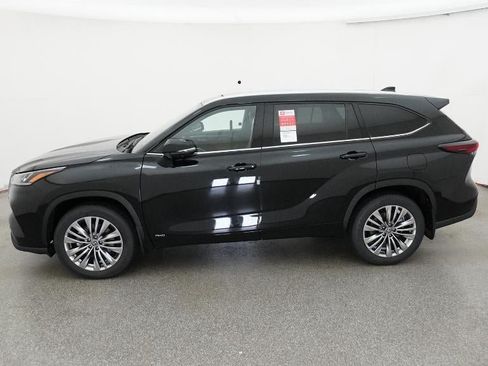New 2026 Toyota Highlander Platinum AWD/4WD image 3