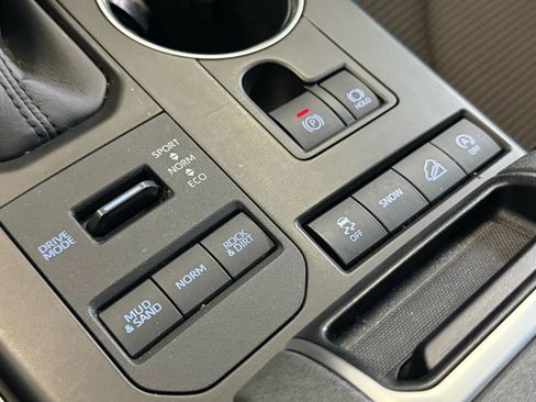 Used 2020 Toyota Highlander LE image 18