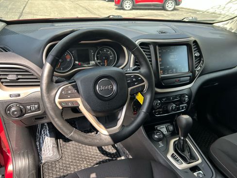 Used 2017 Jeep Cherokee Latitude w/ Cold Weather Group AWD/4WD image 13