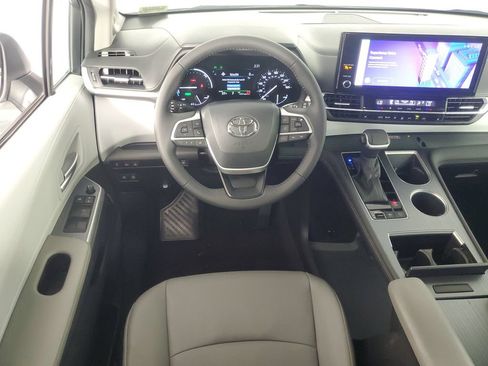 Used 2025 Toyota Sienna XLE w/ XLE Plus Package FWD image 14