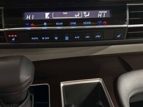Used 2024 Toyota Sienna LE FWD image 30