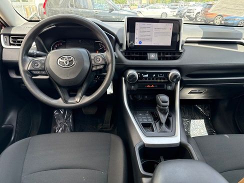 Used 2023 Toyota RAV4 LE AWD/4WD image 5