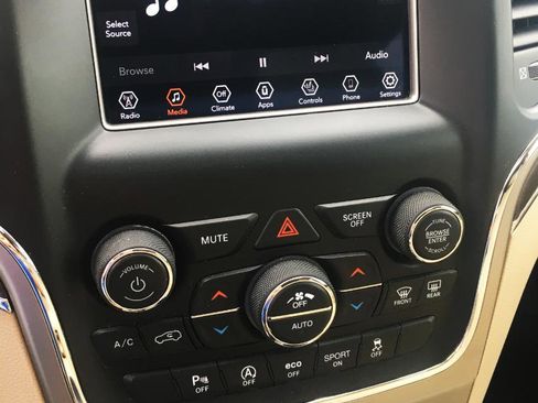Used 2018 Jeep Grand Cherokee Limited AWD/4WD image 25