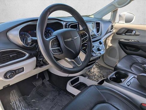 Used 2022 Chrysler Pacifica Touring-L image 12