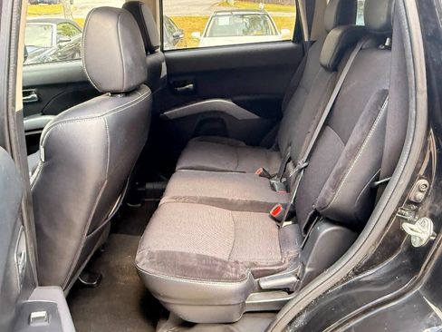 Used 2013 Mitsubishi Outlander SE image 33
