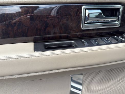 Used 2017 Lincoln Navigator Select RWD image 7