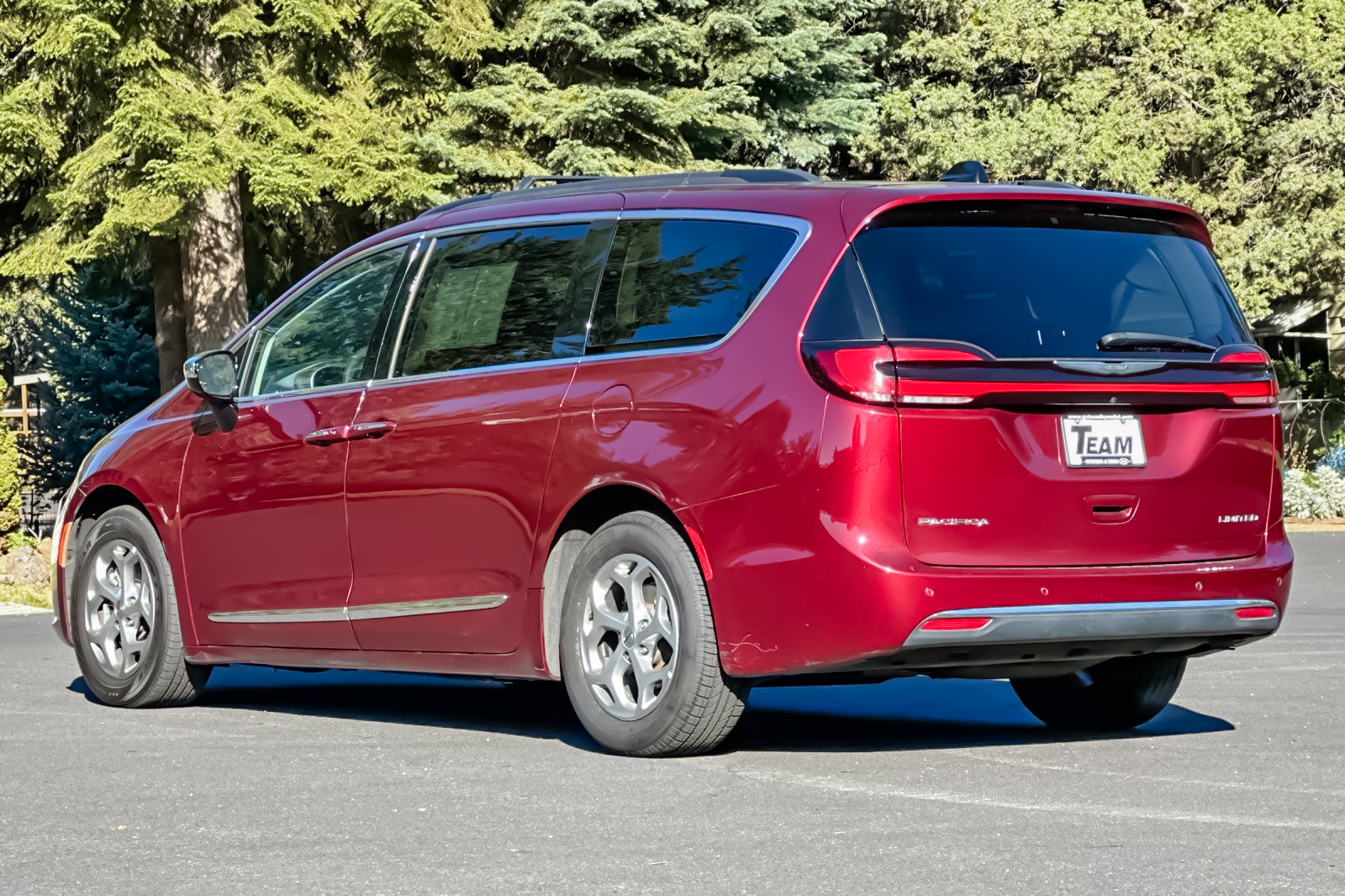 Used 2023 Chrysler Pacifica Limited FWD image 6
