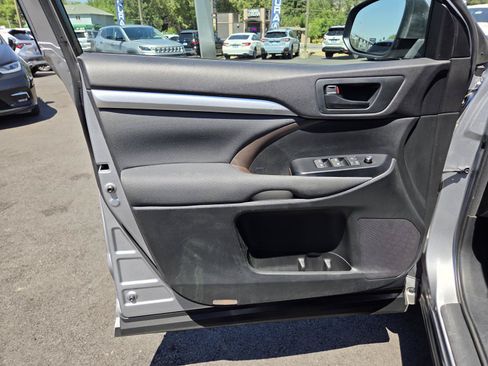 Used 2016 Toyota Highlander LE AWD/4WD image 12