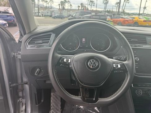 Used 2021 Volkswagen Tiguan SE FWD image 18