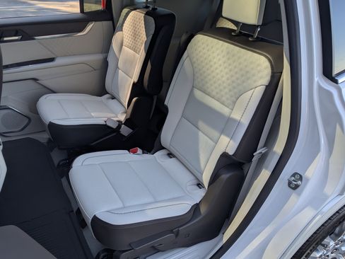 Used 2024 GMC Acadia Denali w/ Super Cruise Package image 18