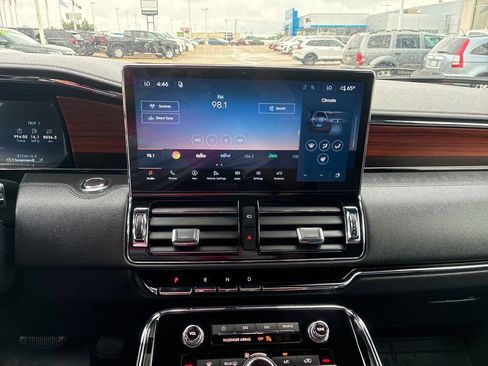 Used 2022 Lincoln Navigator Reserve AWD/4WD image 18