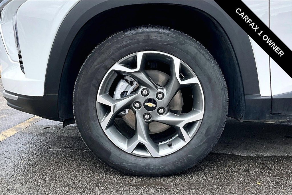 Used 2025 Chevrolet Trax LT FWD image 32