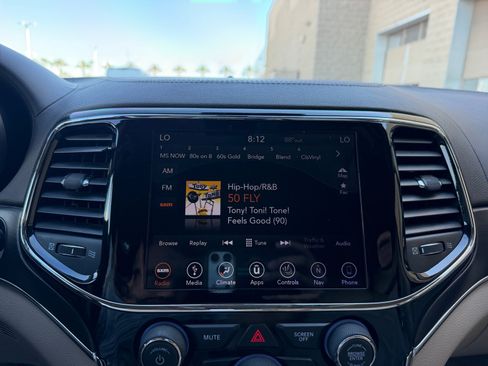 Used 2019 Jeep Grand Cherokee Overland AWD/4WD image 12